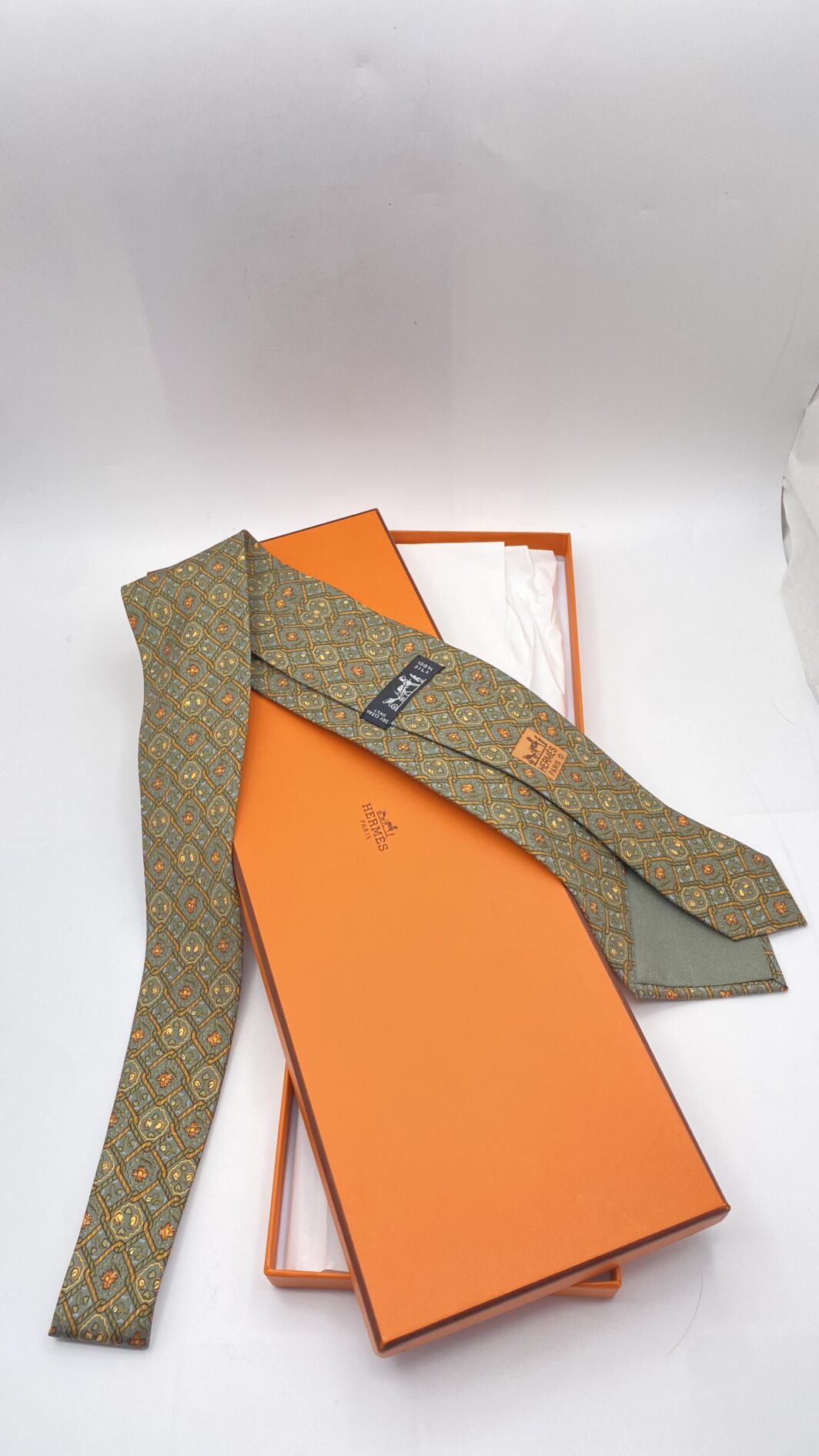 HERMÈS – CRAVATTA VINTAGE CON MOTIVO FLOREALE,  IN TWILL DI SETA PURA 100% – ELEGANZA SENZA TEMPO. - immagine 7