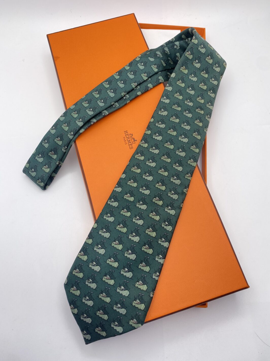 HERMÈS. SIMPATICA CRAVATTA VINTAGE IN TWILL DI SETA PURA 100%. VERDE INGLESE, CON ARCHE DI NOÈ IN VERDE CHIARO. - immagine 4