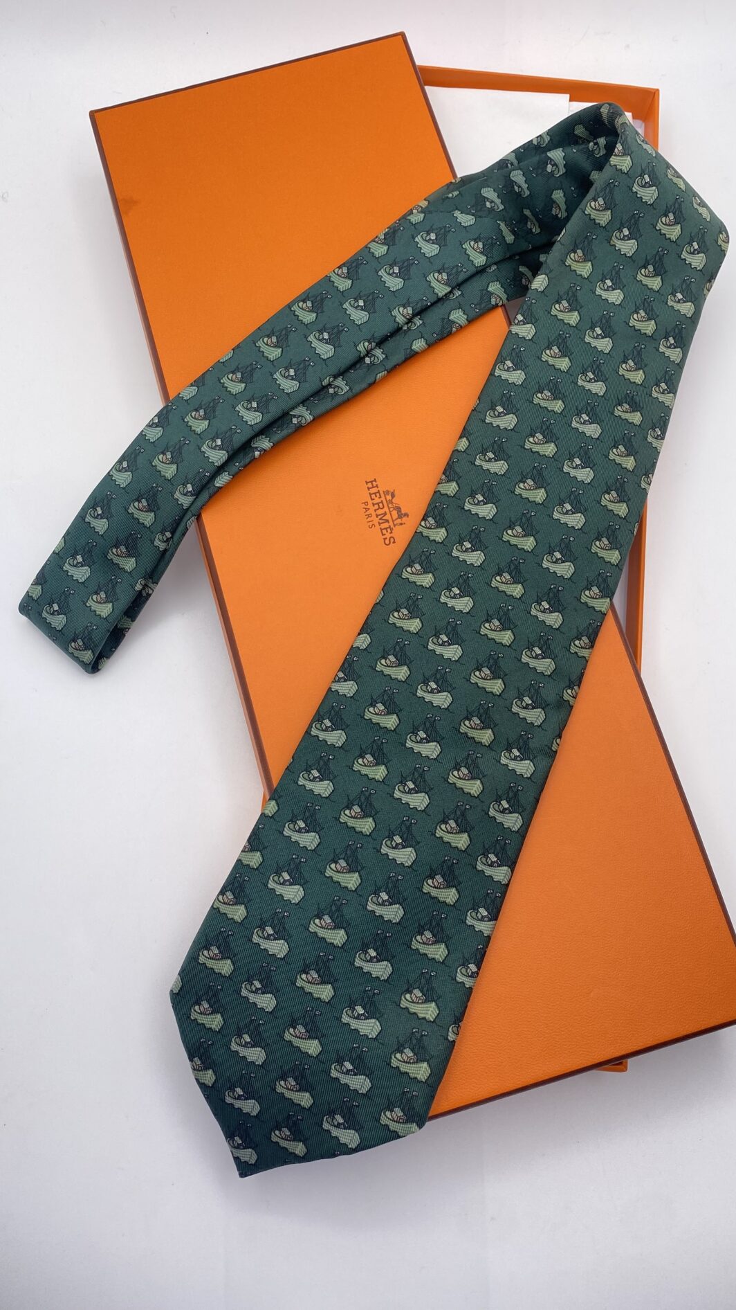 HERMÈS. SIMPATICA CRAVATTA VINTAGE IN TWILL DI SETA PURA 100%. VERDE INGLESE, CON ARCHE DI NOÈ IN VERDE CHIARO. - immagine 5