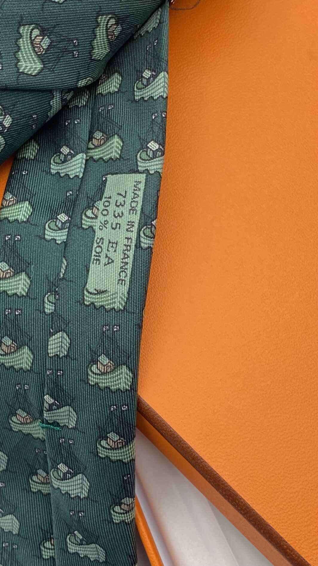 HERMÈS. SIMPATICA CRAVATTA VINTAGE IN TWILL DI SETA PURA 100%. VERDE INGLESE, CON ARCHE DI NOÈ IN VERDE CHIARO. - immagine 6