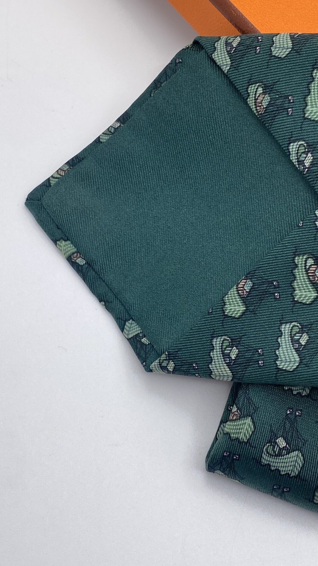 HERMÈS. SIMPATICA CRAVATTA VINTAGE IN TWILL DI SETA PURA 100%. VERDE INGLESE, CON ARCHE DI NOÈ IN VERDE CHIARO. - immagine 8