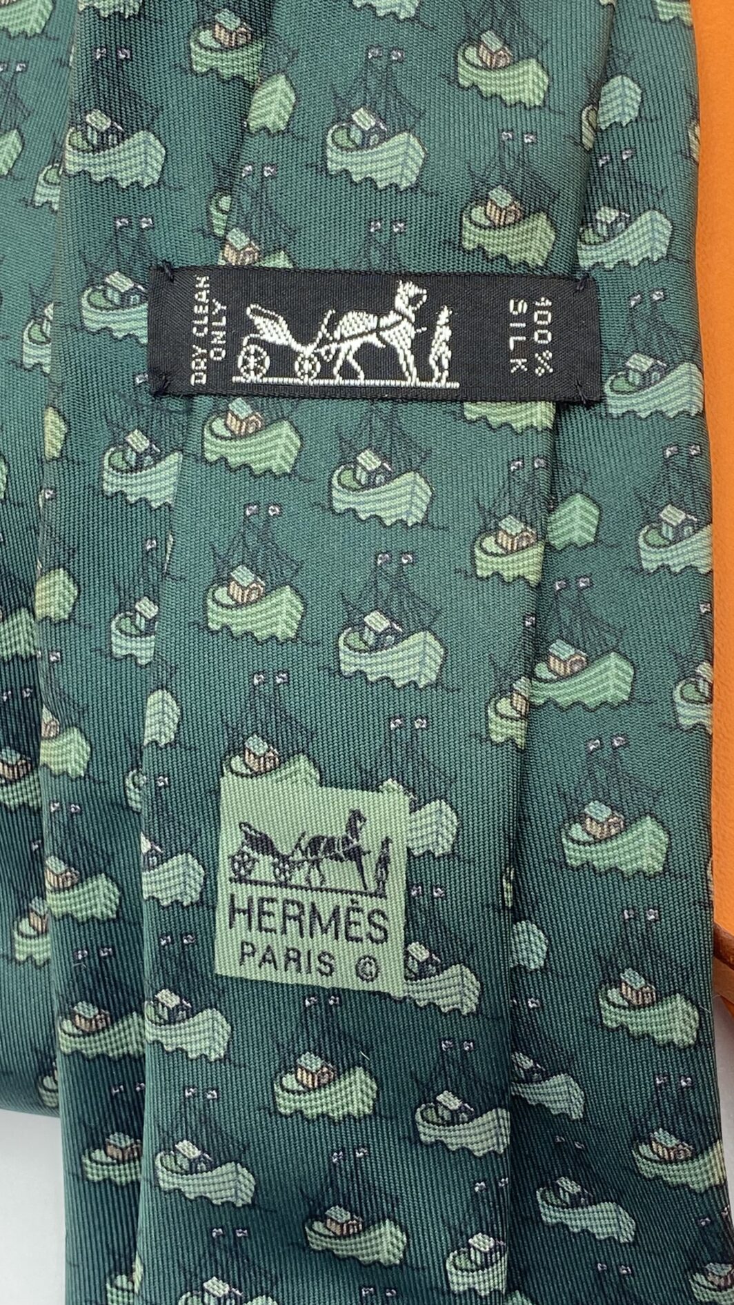 HERMÈS. SIMPATICA CRAVATTA VINTAGE IN TWILL DI SETA PURA 100%. VERDE INGLESE, CON ARCHE DI NOÈ IN VERDE CHIARO. - immagine 7