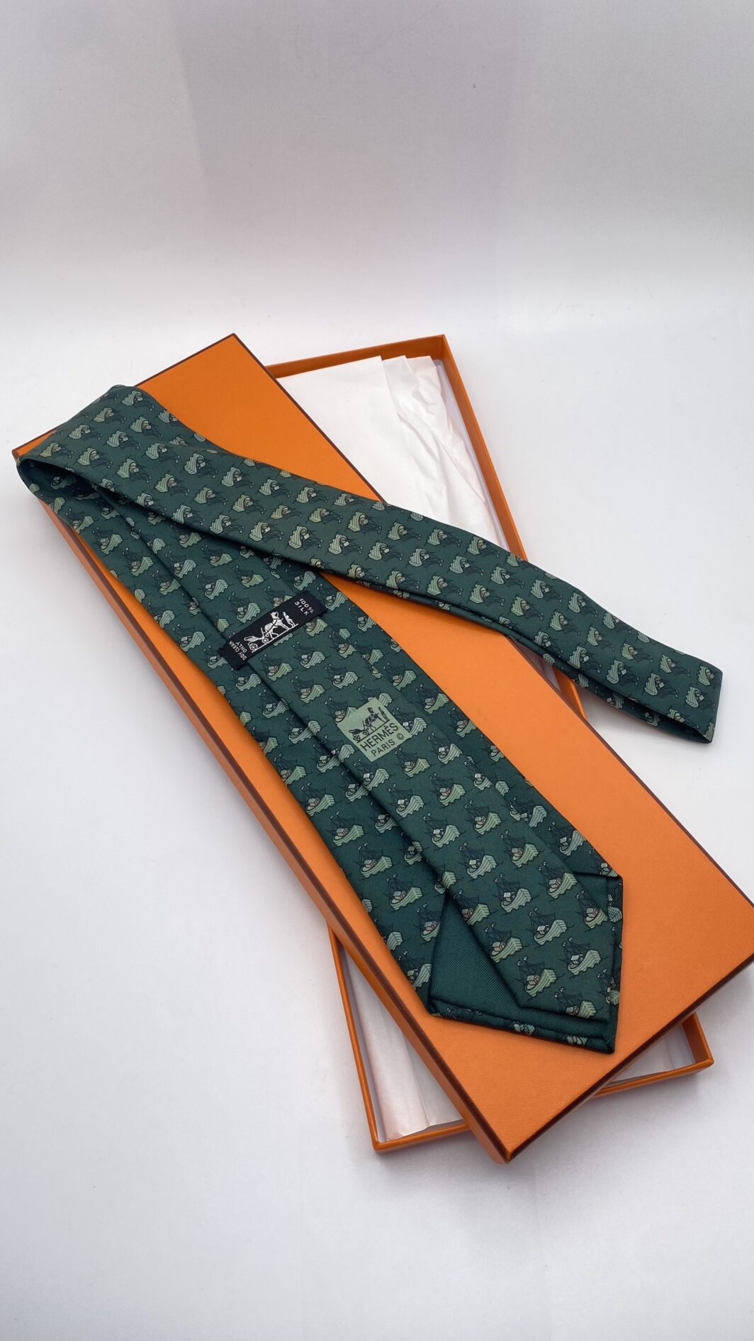 HERMÈS. SIMPATICA CRAVATTA VINTAGE IN TWILL DI SETA PURA 100%. VERDE INGLESE, CON ARCHE DI NOÈ IN VERDE CHIARO. - immagine 3