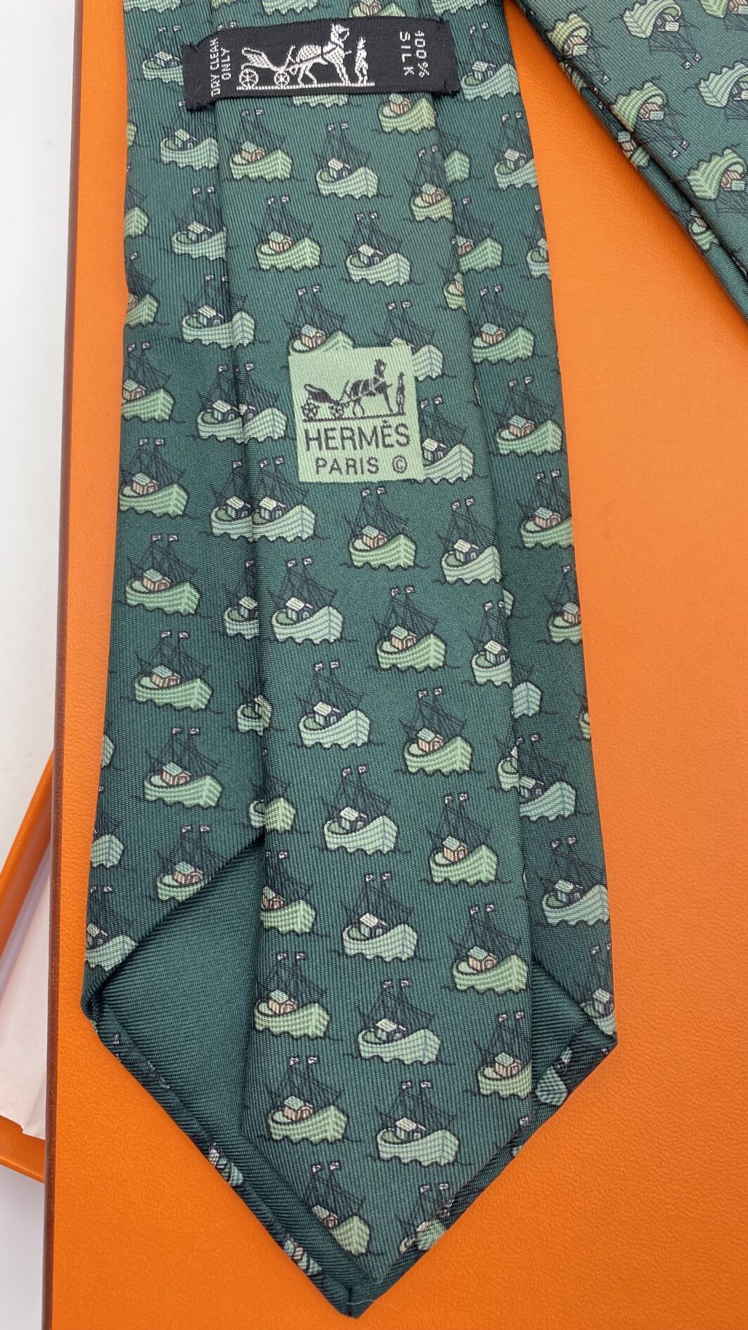 HERMÈS. SIMPATICA CRAVATTA VINTAGE IN TWILL DI SETA PURA 100%. VERDE INGLESE, CON ARCHE DI NOÈ IN VERDE CHIARO. - immagine 2