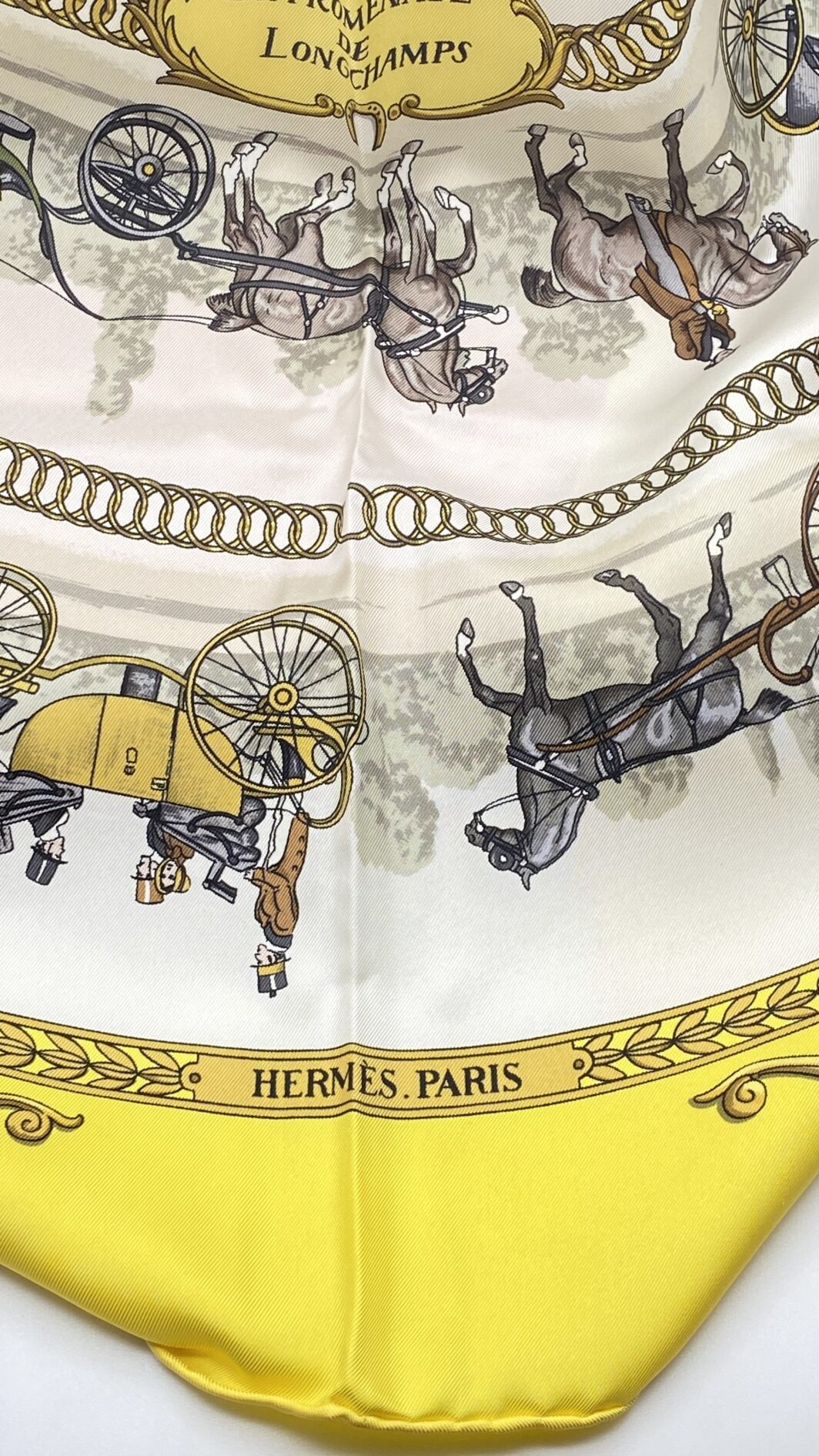 HERMÈS CARRÉ 90 “LA PROMENADE DE LONGCHAMPS” BY PHILIPPE LEDOUX – ELEGANZA SENZA TEMPO IN TWILL DI SETA PURA 100%, ORLATO A MANO. - immagine 12