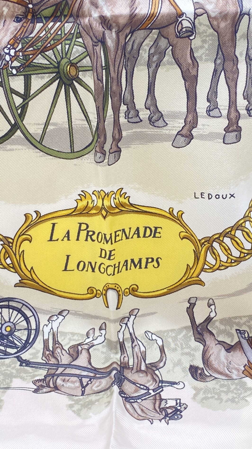 HERMÈS CARRÉ 90 “LA PROMENADE DE LONGCHAMPS” BY PHILIPPE LEDOUX – ELEGANZA SENZA TEMPO IN TWILL DI SETA PURA 100%, ORLATO A MANO. - immagine 11