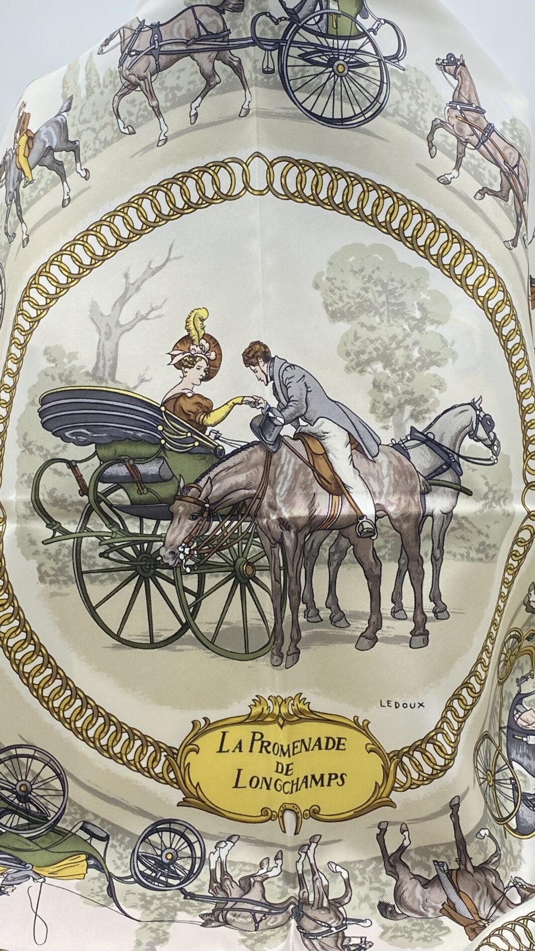 HERMÈS CARRÉ 90 “LA PROMENADE DE LONGCHAMPS” BY PHILIPPE LEDOUX – ELEGANZA SENZA TEMPO IN TWILL DI SETA PURA 100%, ORLATO A MANO. - immagine 10