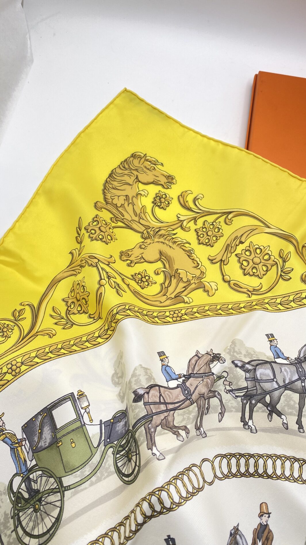 HERMÈS CARRÉ 90 “LA PROMENADE DE LONGCHAMPS” BY PHILIPPE LEDOUX – ELEGANZA SENZA TEMPO IN TWILL DI SETA PURA 100%, ORLATO A MANO. - immagine 6