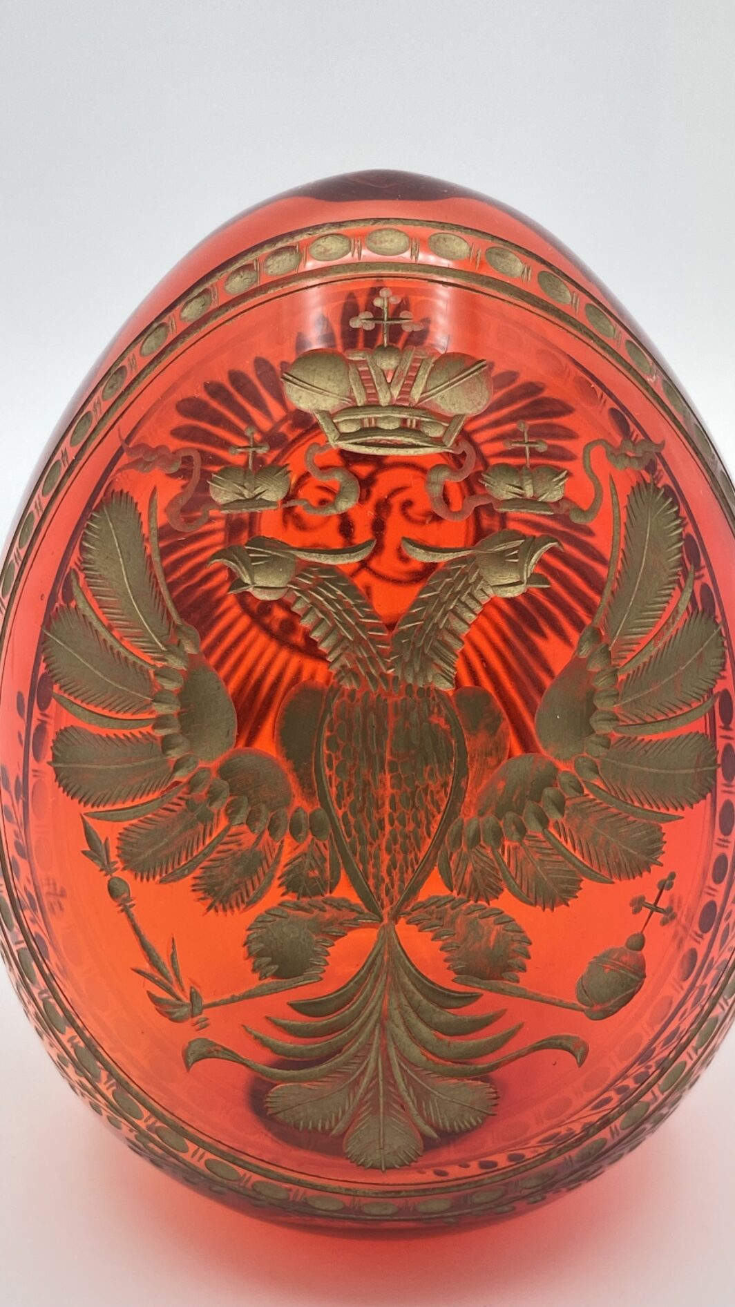 UOVO IN CRISTALLO INTAGLIATO E DECORATO IN ORO ZECCHINO, DELLA CELEBRE MAISON FABERGÉ, CON AQUILA IMPERIALE E MONOGRAMMA DI PIETRO IL GRANDE. SAN PIETROBURGO, RUSSIA XX SECOLO. - immagine 8